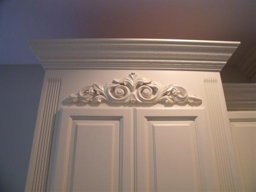 3'' Reeded Rails, Large Embossed Crown with Large Applique